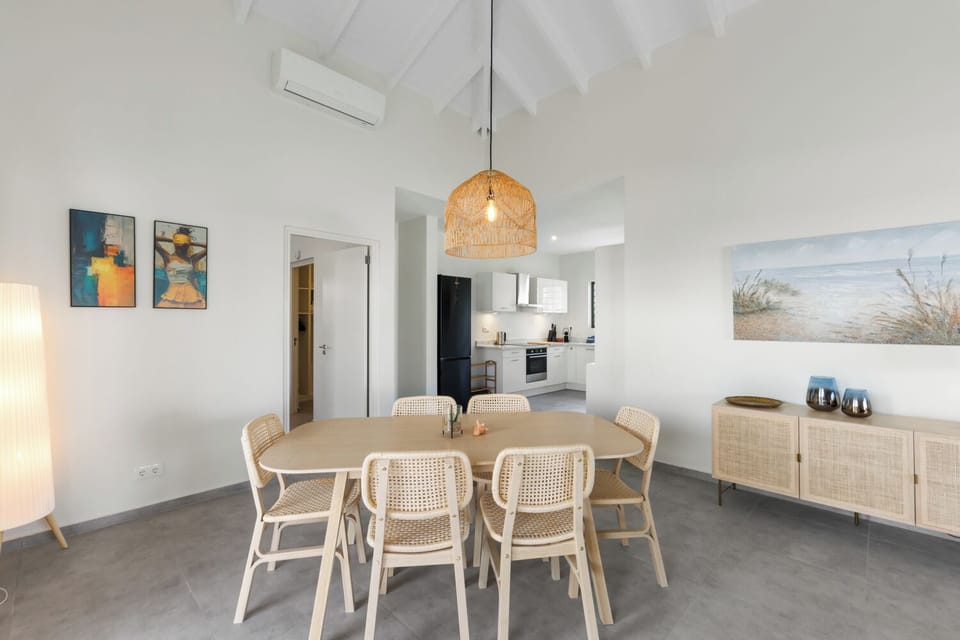 Dining table (1)