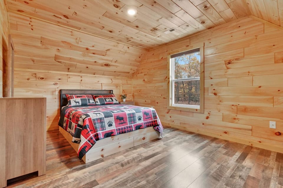 Guest bedroom Queen Bed