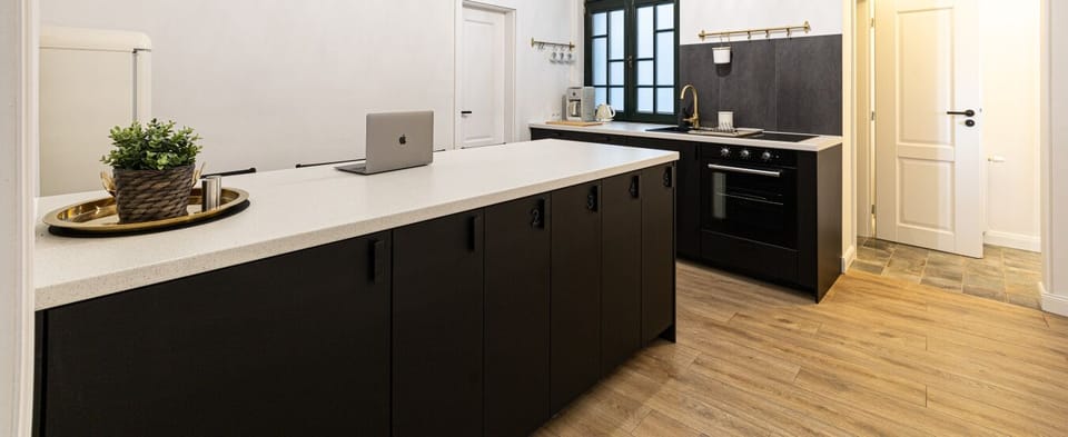 Modern shared kitchen with plenty of cooking space – fully available for Verde 2 guests.