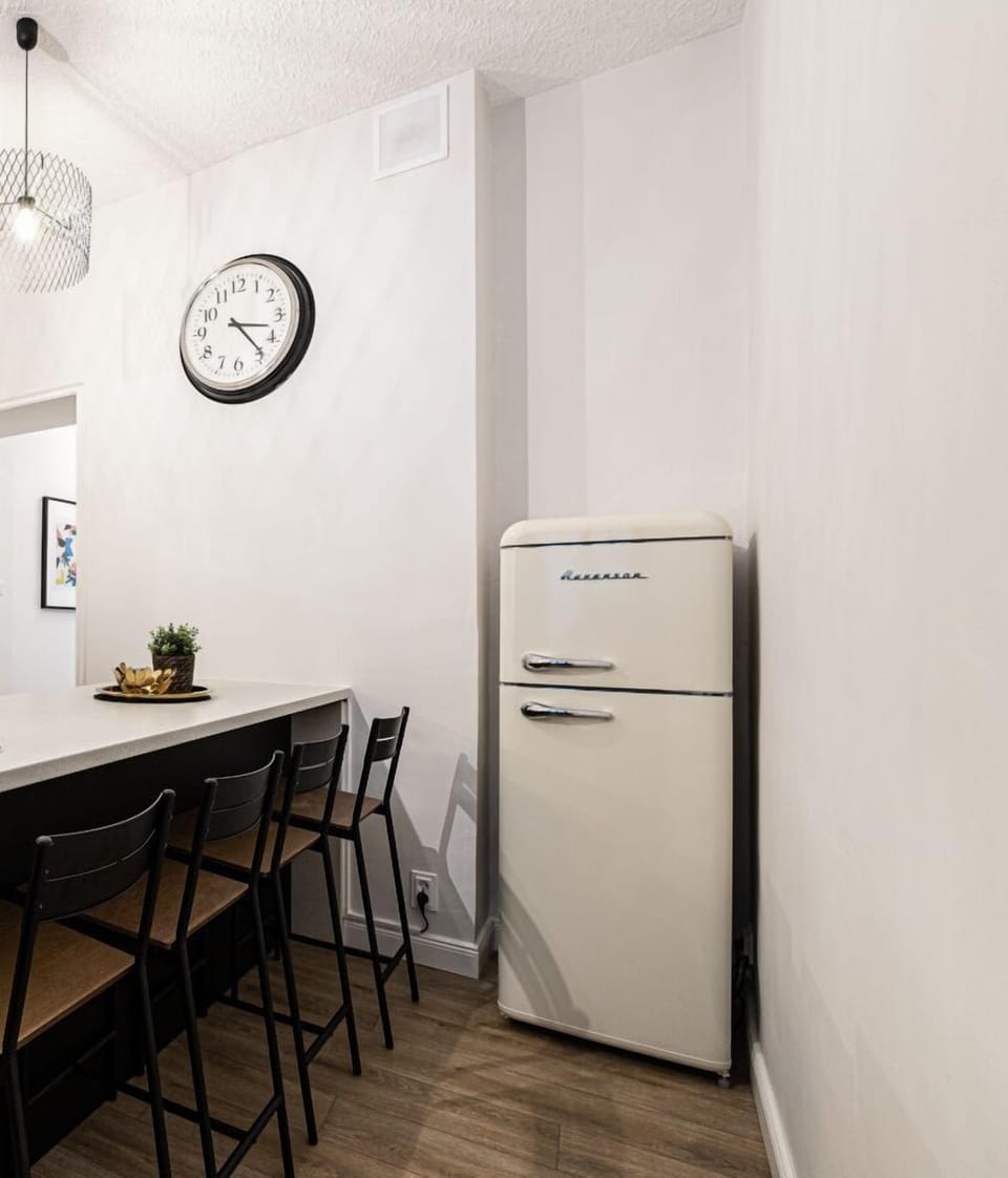 Shared kitchen with large dining table, vintage fridge and space to work or chat – Verde 2, Gdańsk.