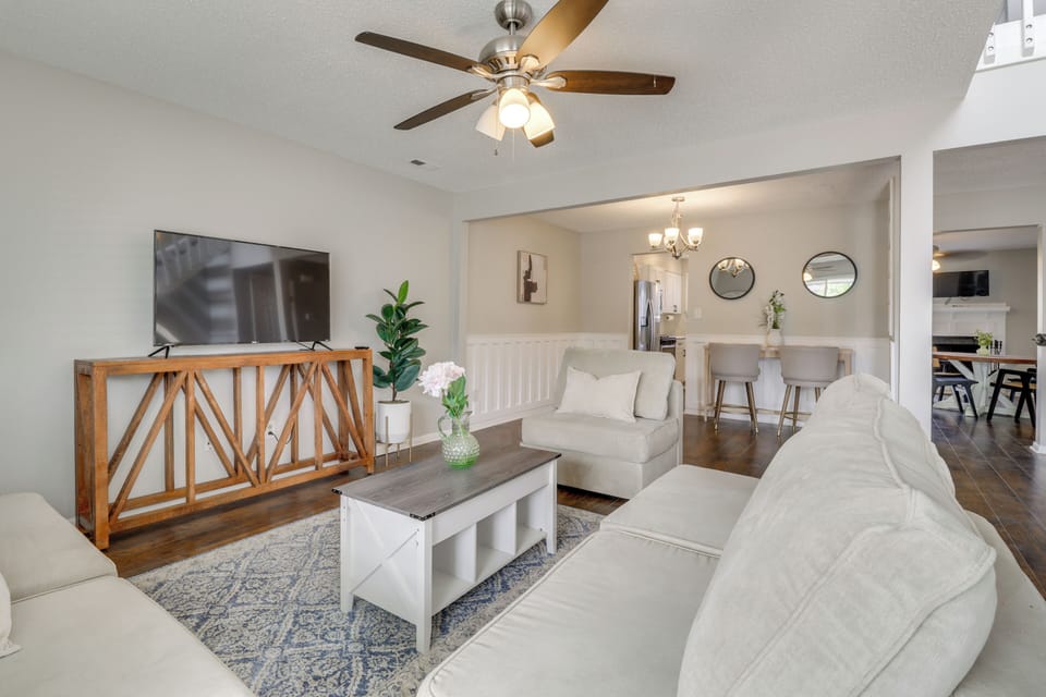 Living Room | Free WiFi | Smart TV | 1st Floor