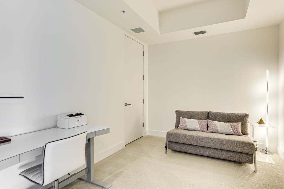 Den | Full Sleeper Sofa | Laptop Workspace | Free WiFi