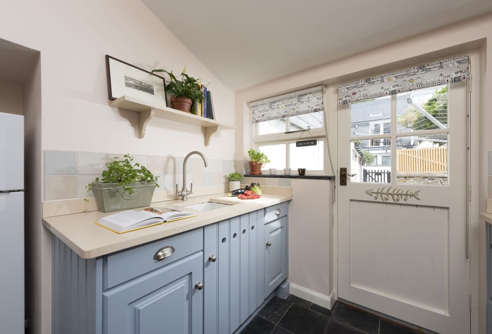 Aloe Cottage, Rock. Ground floor: Plenty of space for preparing family dinners