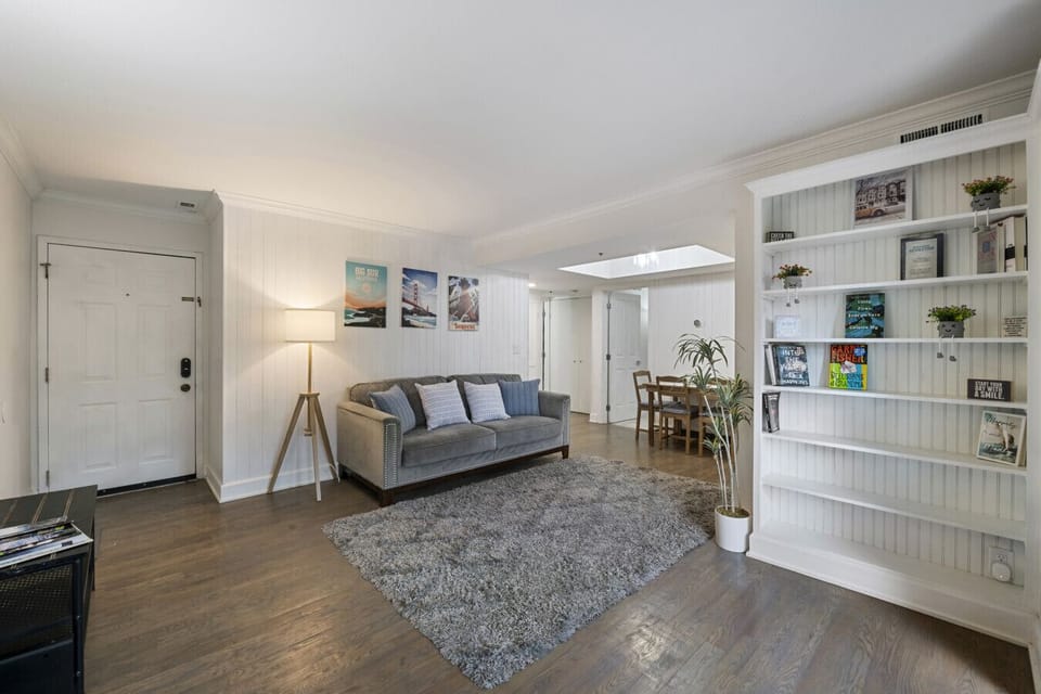 Spacious living room