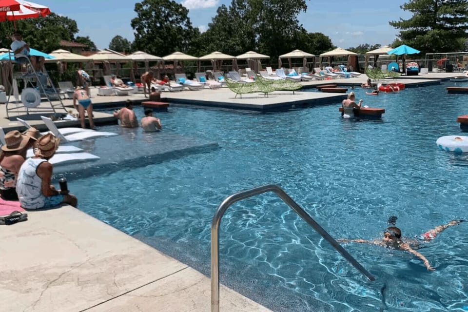 Enjoy complimentary access to the expansive Hippopotamus Pool, the largest swimming pool and concert venue at the lake. Guests also have access to a community grill. For an additional daily fee, you can utilize the gym, indoor pool, and hot tub year