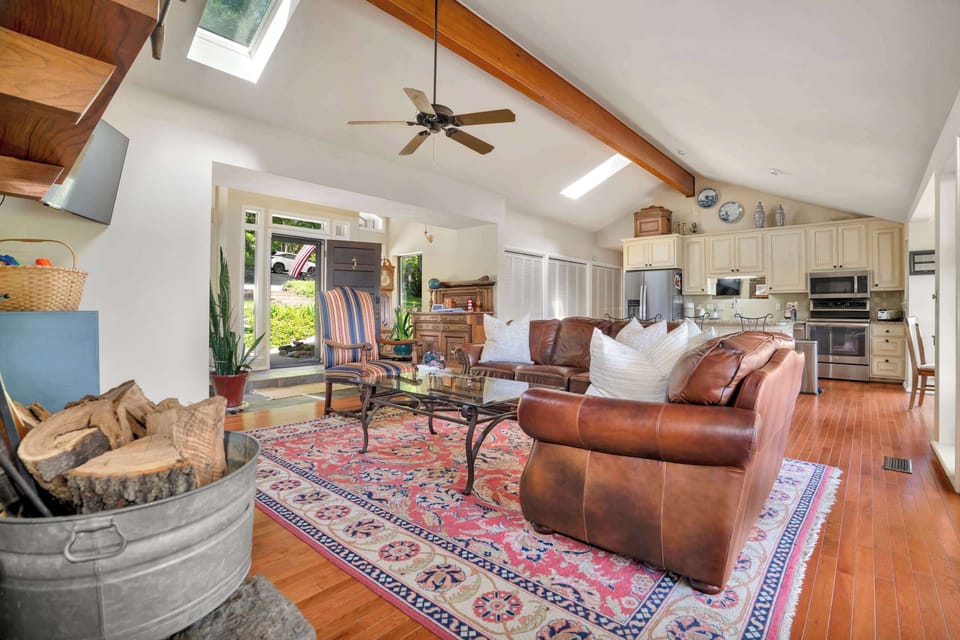 Large open living room and kitchen. Fireplace 