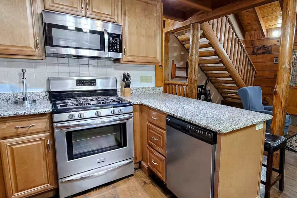 Enjoy cooking in a stylish kitchen with modern appliances and granite counters!