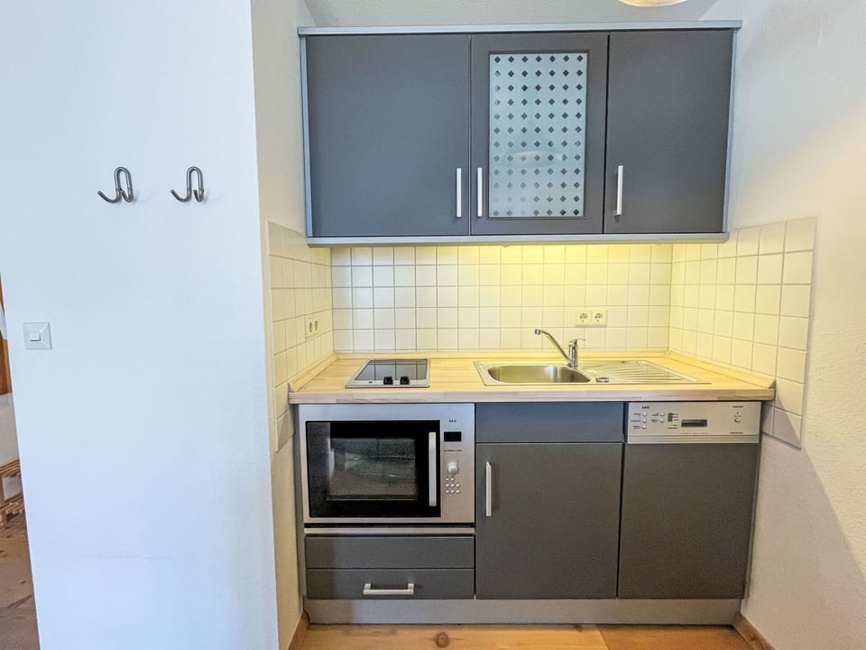 Kitchen, Kitchen Sink, Major Appliance, Kitchen Appliance, Sink, Countertop, Plumbing Fixture, Cabinetry, Tap, Flooring