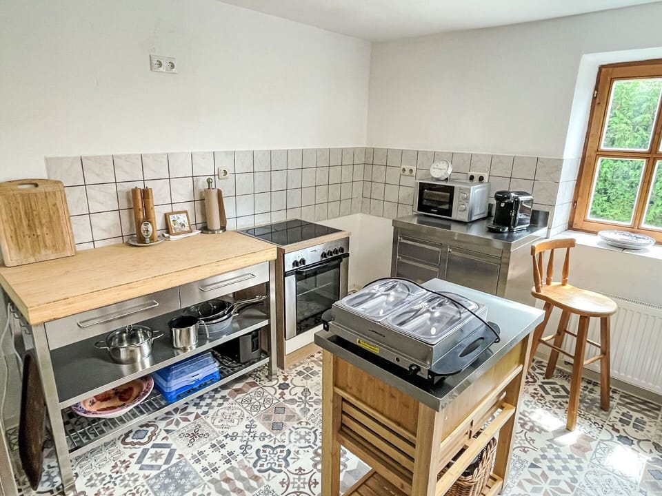 Kitchen Appliance, Kitchen, Major Appliance, Flooring, Countertop, Wood, Interior Design, Home Appliance, Furniture, Kitchen Stove