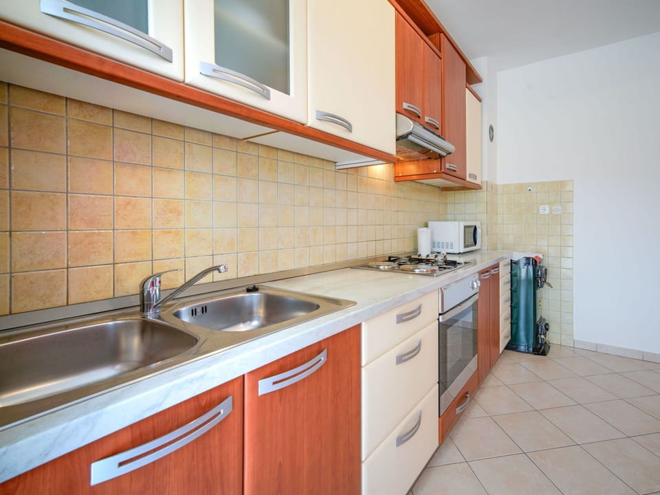 Furniture, Flooring, Interior Design, Wood, Kitchen & Dining Room Table, Floor, Chair, Table, Dining Room, Ceiling