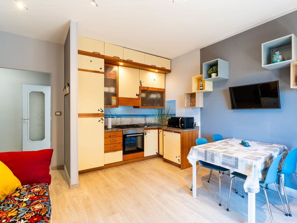 Furniture, Flooring, Interior Design, Wood, Kitchen & Dining Room Table, Floor, Chair, Table, Dining Room, Ceiling