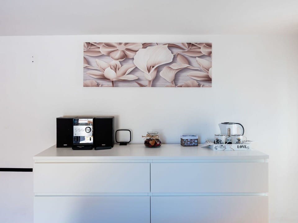 Furniture, Flooring, Interior Design, Wood, Kitchen & Dining Room Table, Floor, Chair, Table, Dining Room, Ceiling