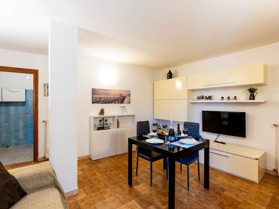 Furniture, Flooring, Interior Design, Wood, Kitchen & Dining Room Table, Floor, Chair, Table, Dining Room, Ceiling