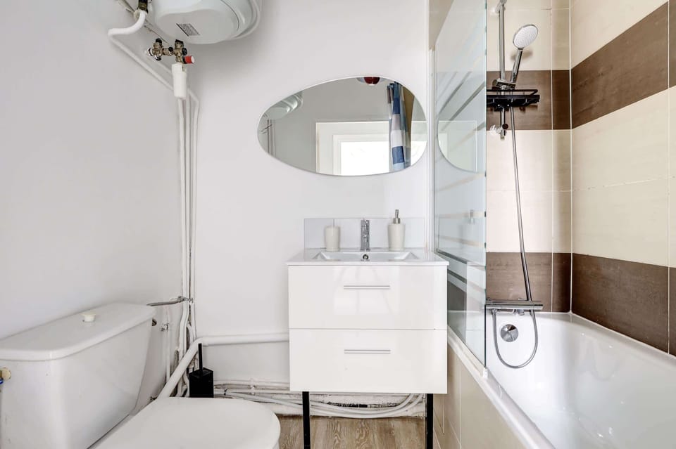 Salle de Bain dotée d'un bain, WC et lave-main