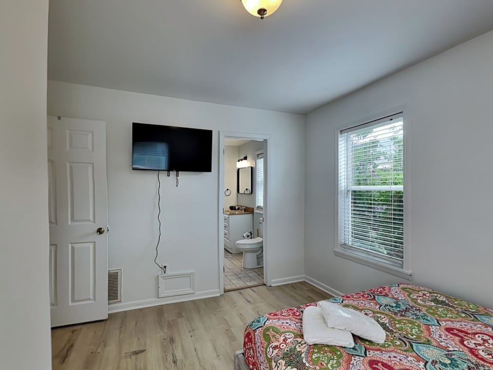 Fourth Bedroom - Queen Bed, Jack-And-Jill Bathroom