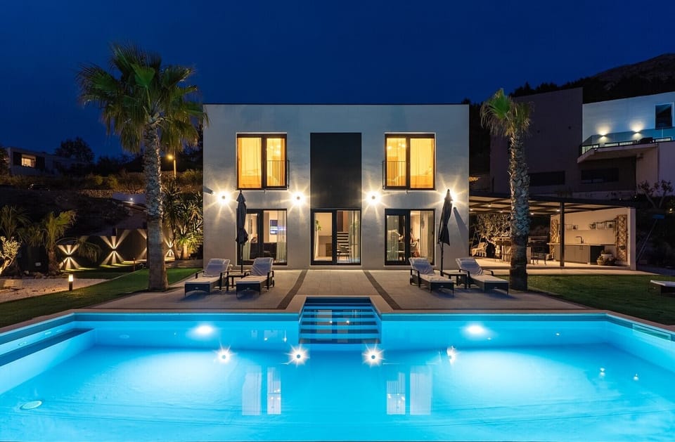 Villa El Capitano boasts a modern 300 m2 interior that comfortably accommodates up to 8 guests across four elegant, en-suite bedrooms.