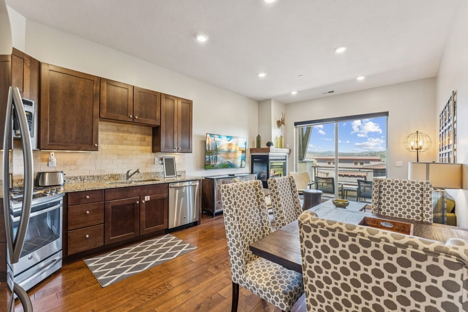 Cute kitchen and dining area