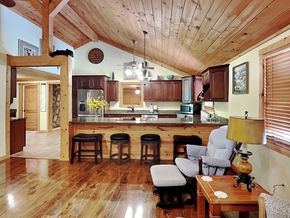 Seating area to Kitchen - Beakfast Bar, Seating for 4