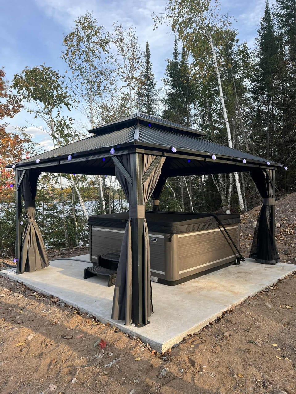 Lakeside Paradise now has a hot tub