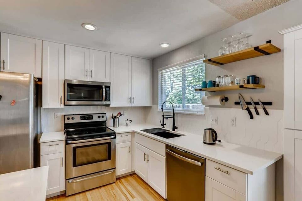 Spacious, fully equipped kitchen with modern appliances
