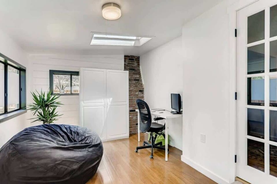 Sunny office space with access to the backyard 