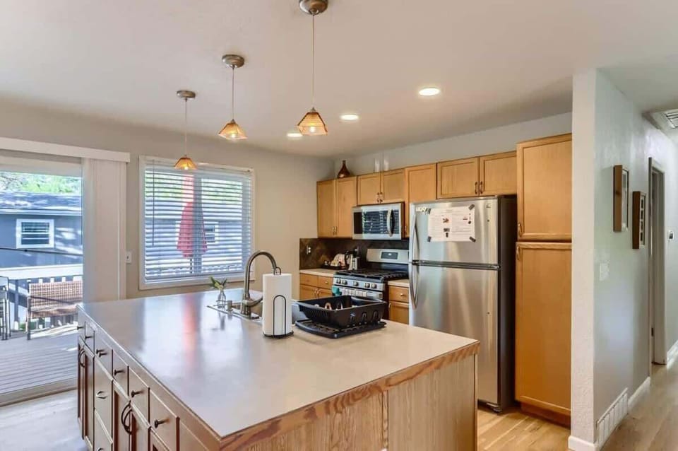 Spacious, fully equipped kitchen with appliances
