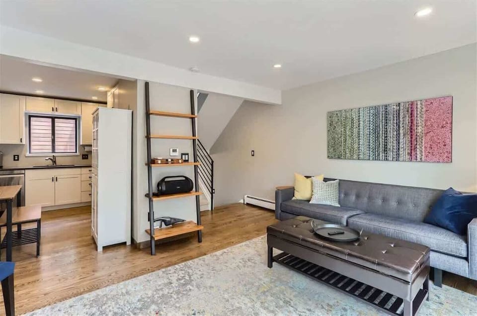 Charming and well-decorated small living area with kitchen, perfect for relaxing and cooking.
