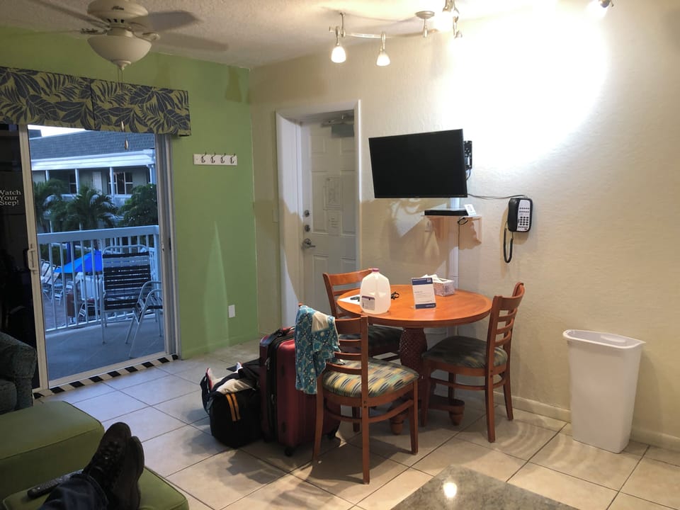 Eating/Sitting area
