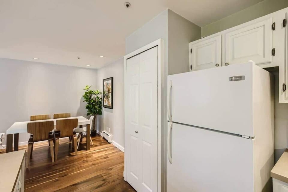 Kitchen / Dining Area