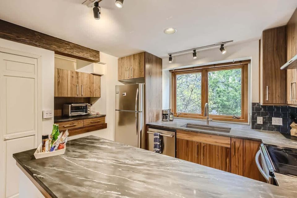 Modern Mid-Sized Fully Stocked Kitchen