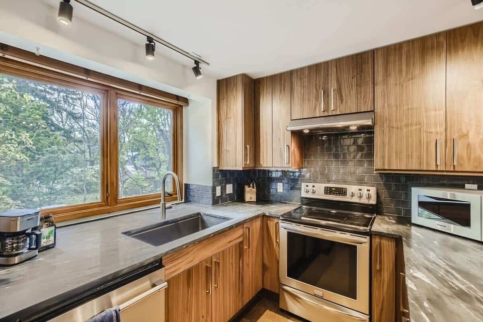 Modern Mid-Sized Kitchen