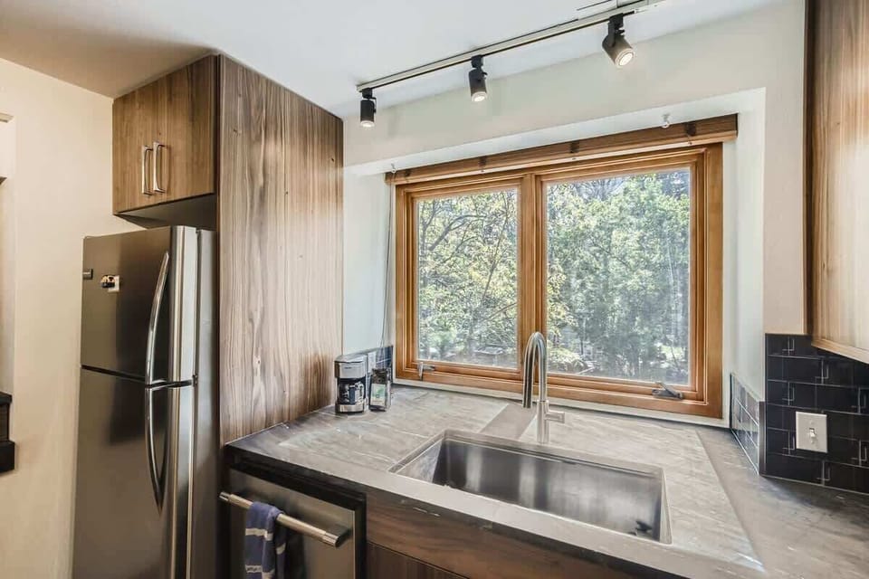 Modern Mid-Sized Kitchen 