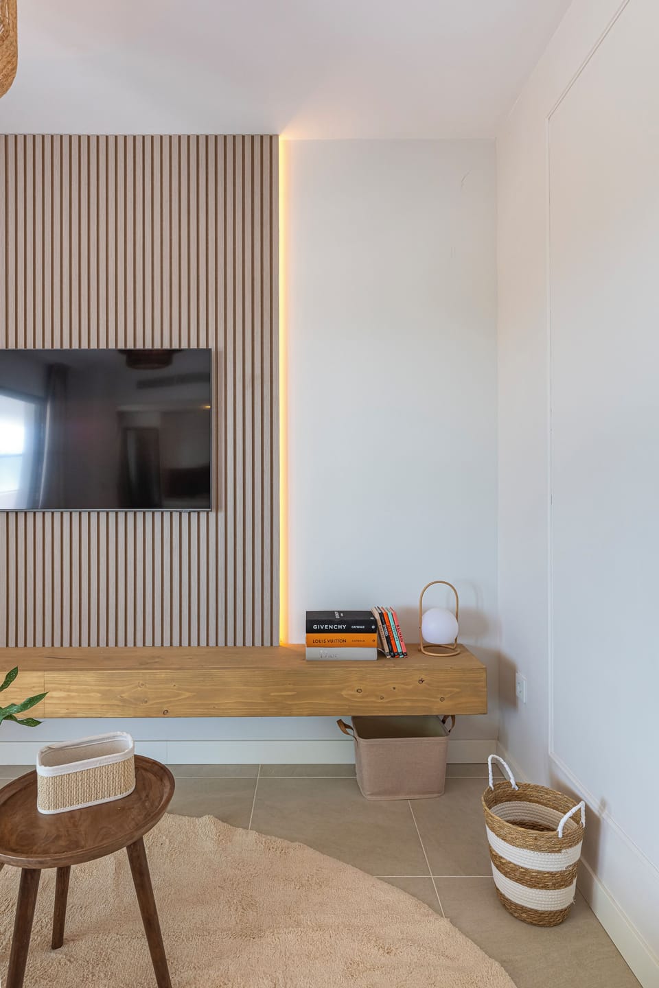 The living-dining room has a spacious sofa, table for 4, Smart TV, and balcony access. (6)