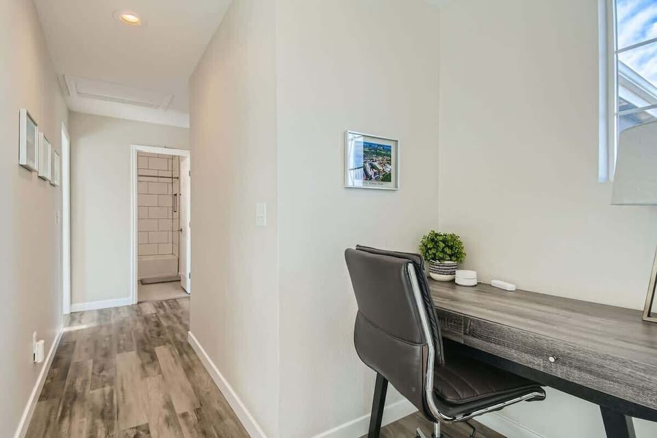 Office space of upstairs landing 