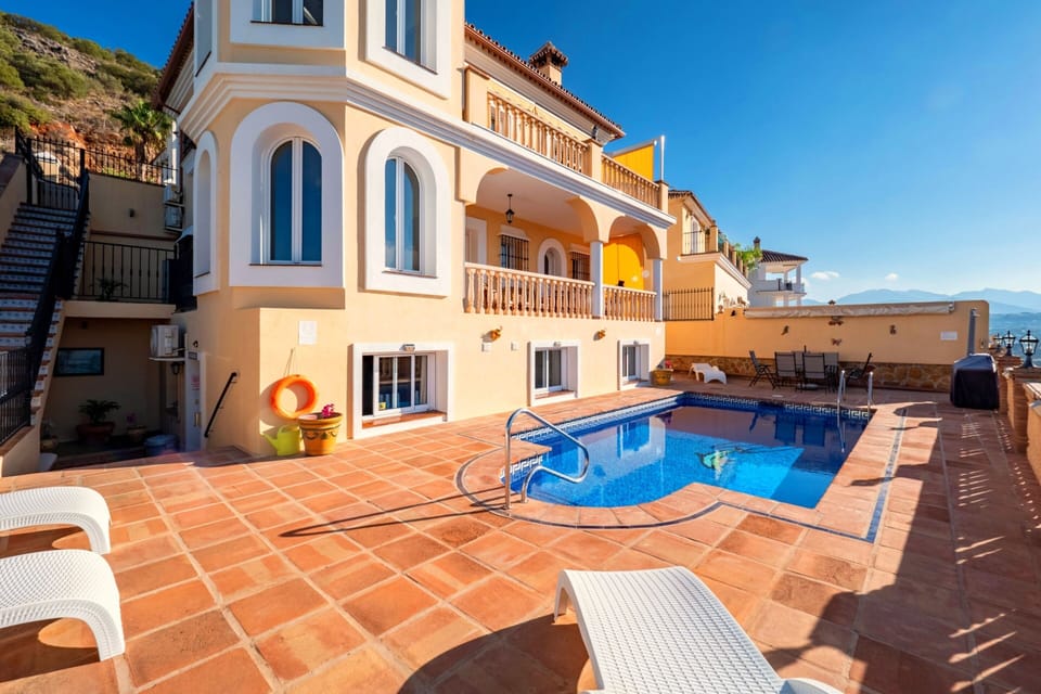 Terrace With Pool, Dining Table & Sun Loungers