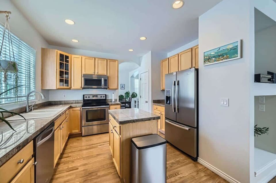 Stylish open-concept kitchen with a central island, combining functionality and elegance for cooking
