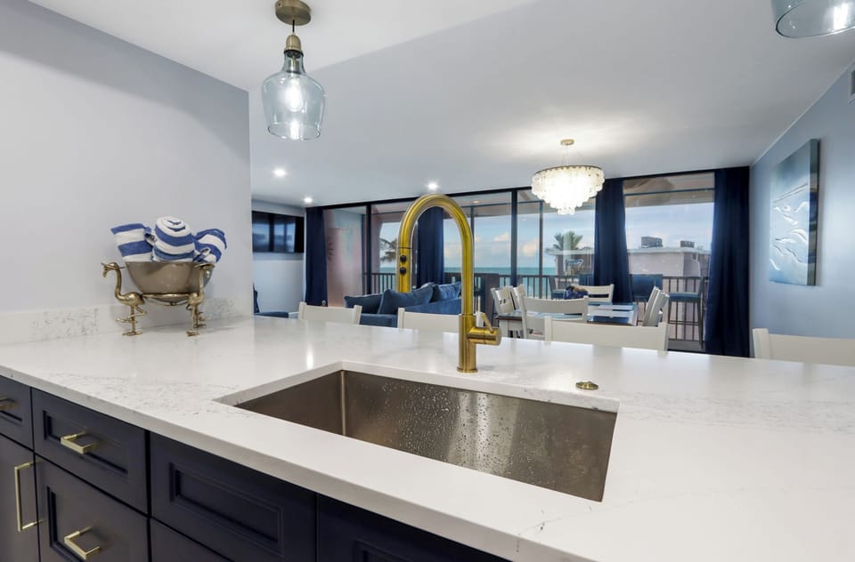One level kitchen counter with counter seating