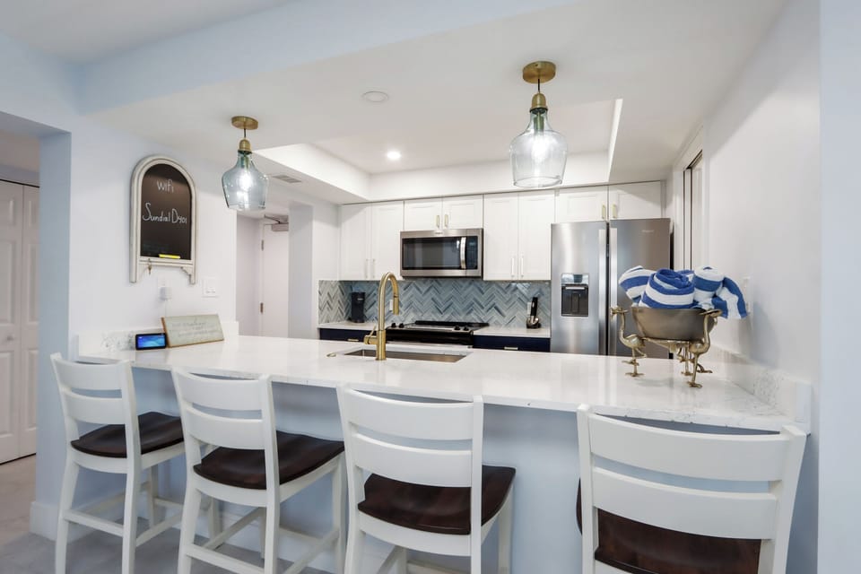 One level kitchen counter with counter seating