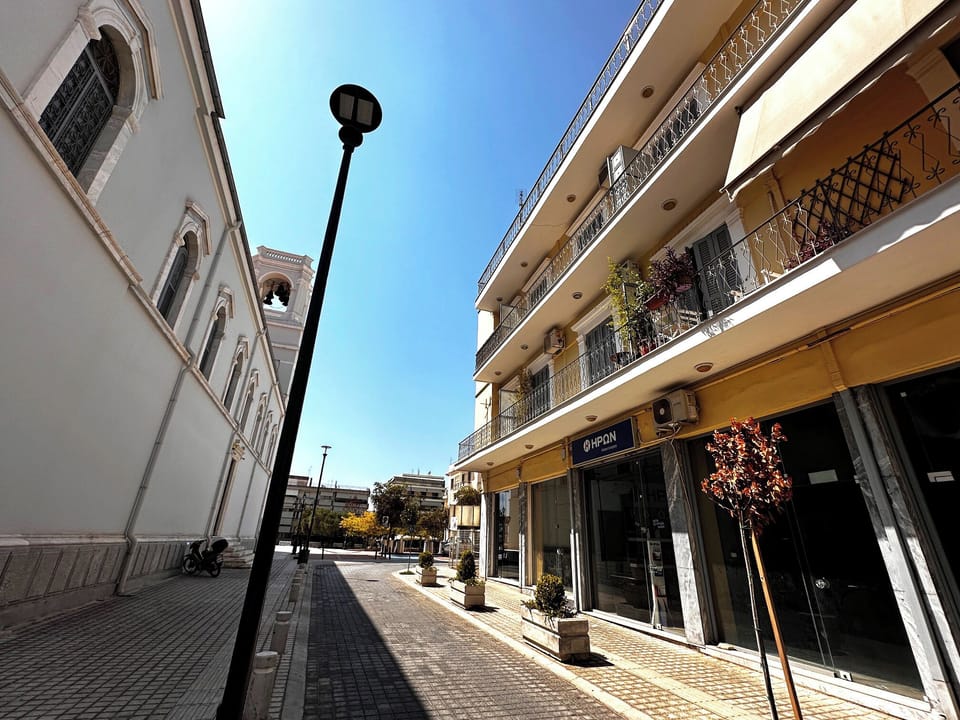 Exterior view of the area and the street.