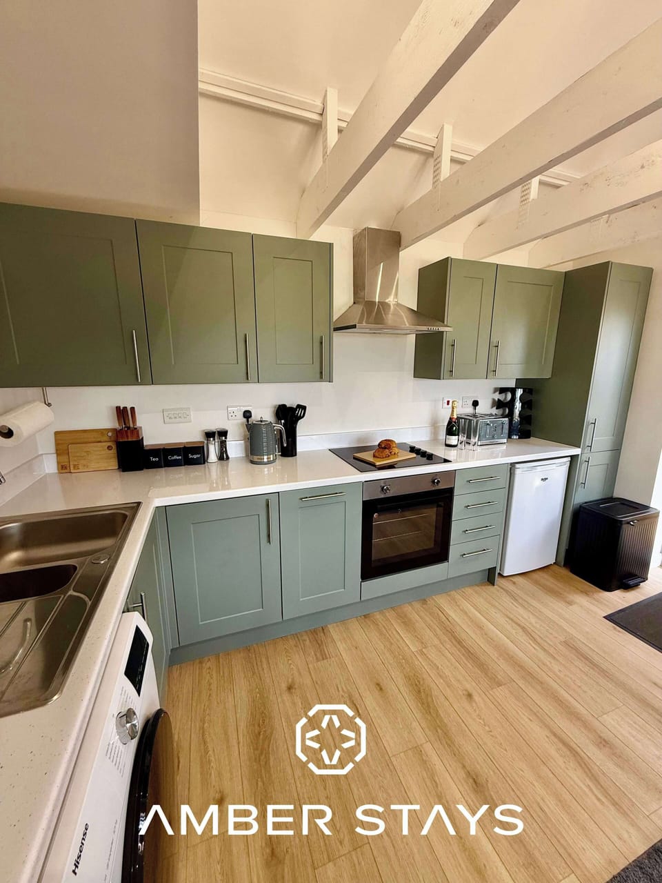 This kitchen has everything you need in one cozy, all-white space—cook, bake, or just enjoy a coffee in a bright and welcoming environment.