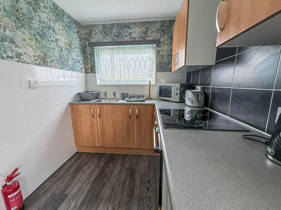 Escape for a relaxing UK getaway on the beautiful Norfolk coast. At Florida Park, this comfortable chalet accommodation offers the perfect base for exploring the best of what Hemsby has to offer.