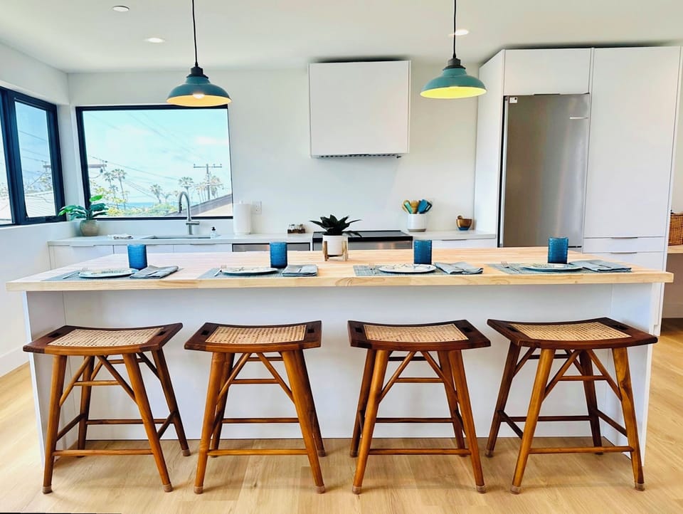 Eating area and kitchen island