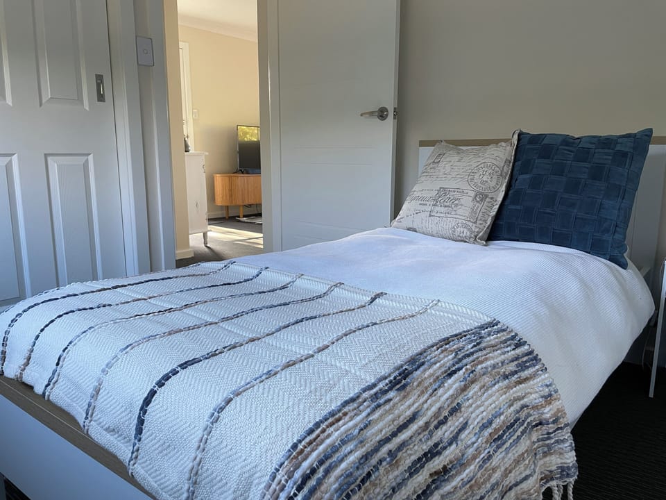 Bedroom 2 single