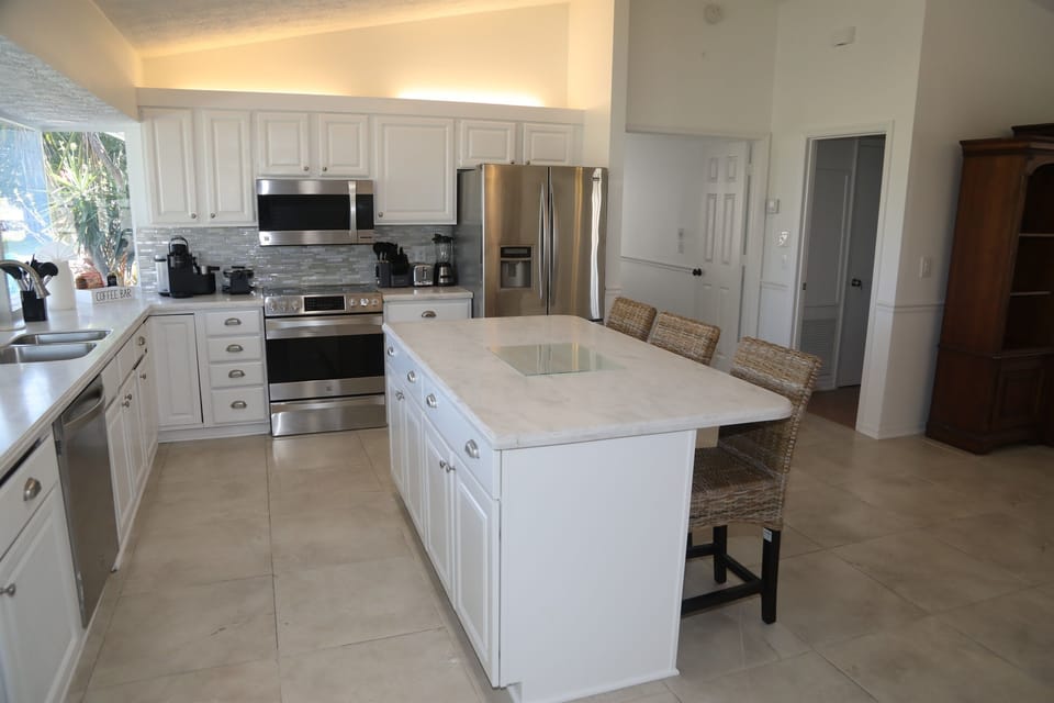Kitchen w/ 3 seater Kitchen Island