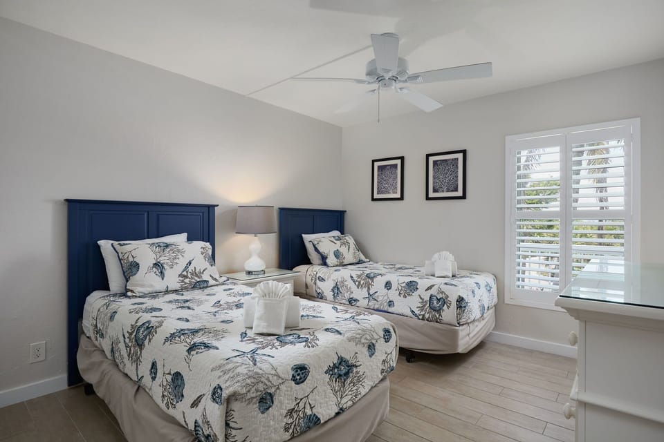 Guest bedroom with twin beds