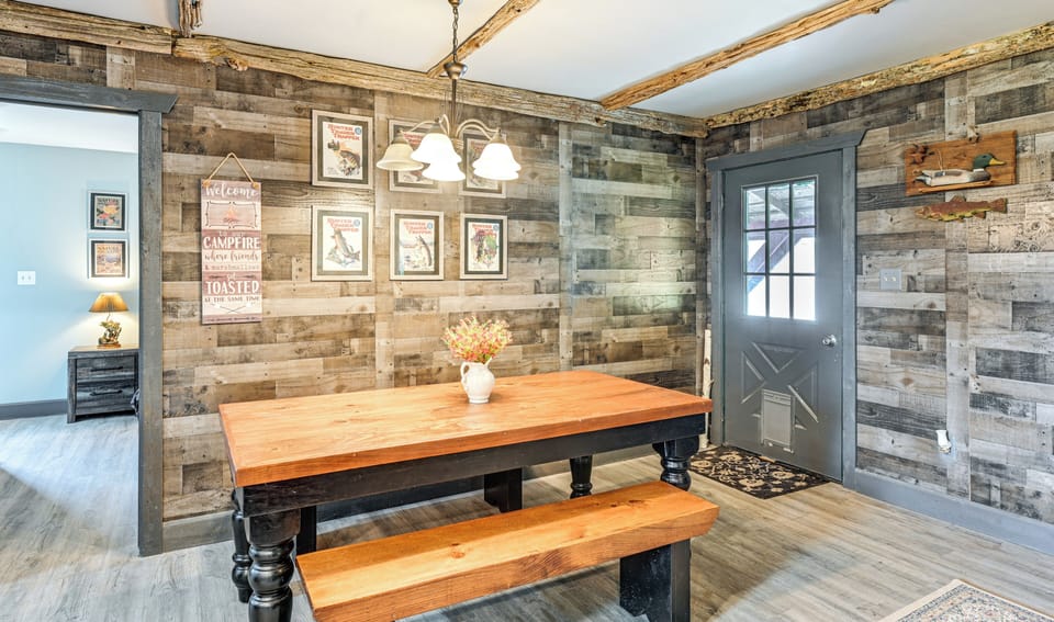 Main Cabin Dining Area | Dishware/Flatware Provided