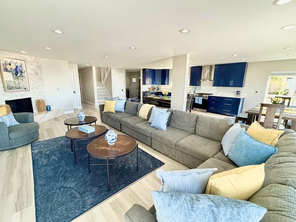 Stunning Beachfront Great room with beach and Ocean Views