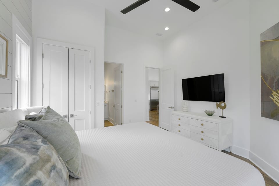 Bedroom 3 features a king bed and ensuite bathroom. (30A Serenity Sands)