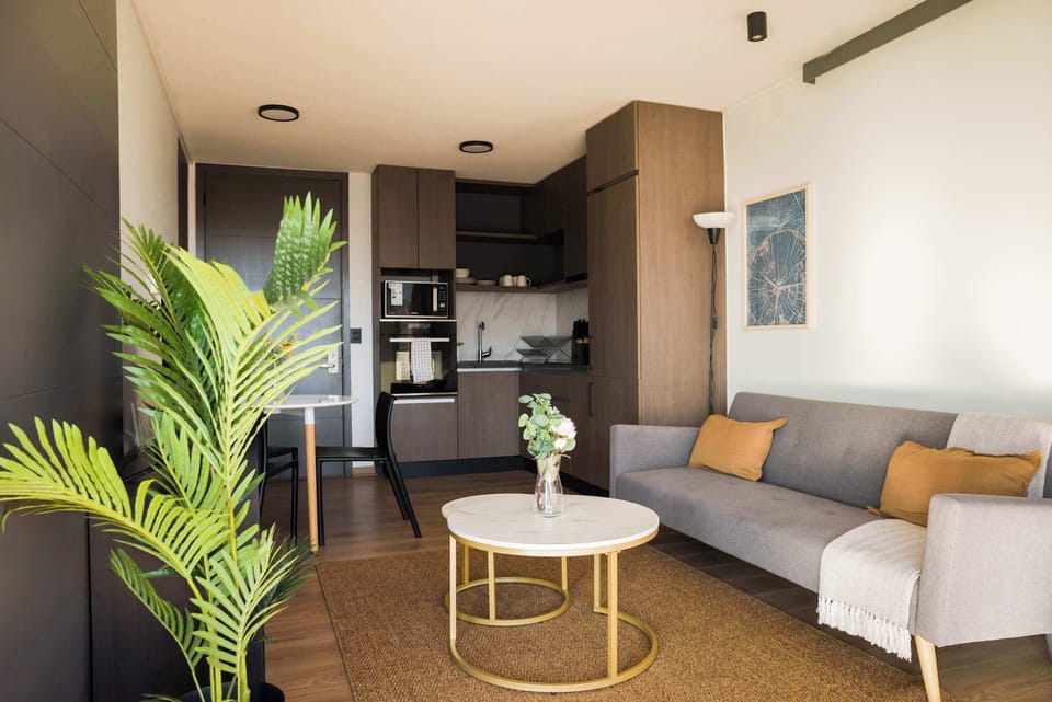 Cozy and modern living space with a stylish kitchen, perfect for relaxing after exploring the city.