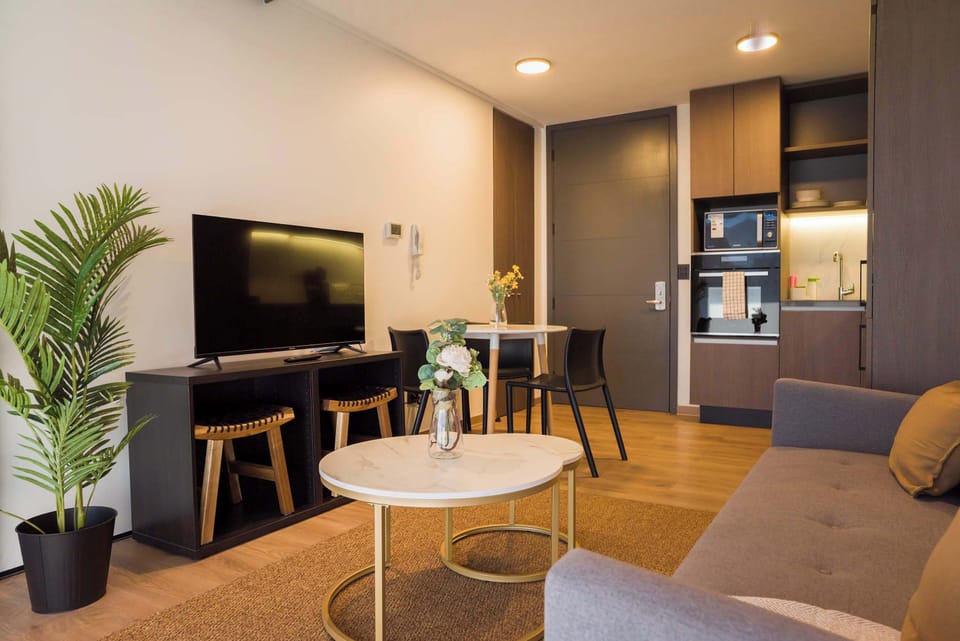 Cozy living area with modern amenities and a stylish kitchenette, perfect for a relaxing stay.